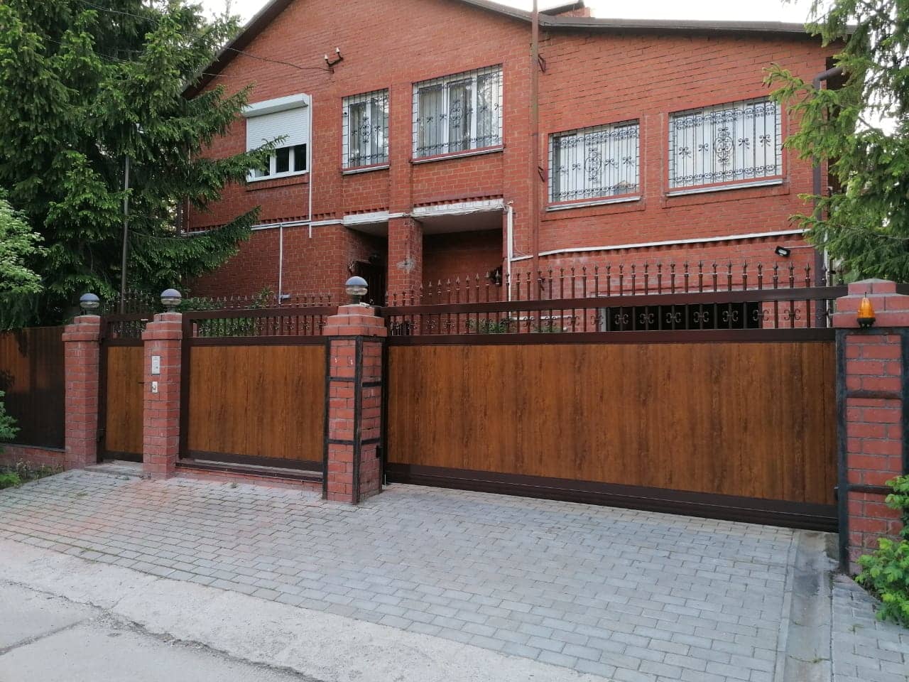 Уличные ворота DoorHan в Хакасии с установкой