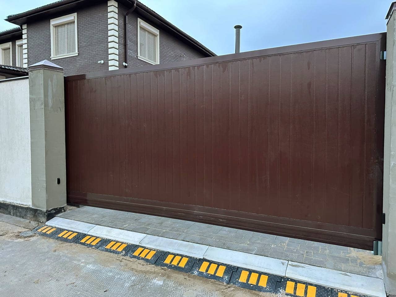 Уличные ворота DoorHan в Хакасии с установкой